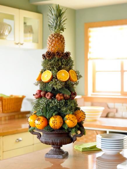 Lemon Centerpieces, Natural Holiday Decor, Williamsburg Christmas, Decorated Trees, Fruit Decoration, Decorações Com Comidas, Marketing Inspiration, Natural Christmas Decor, Christmas Pots