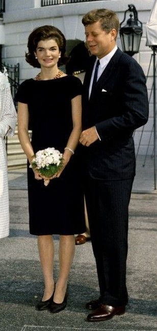 Jackie & John F Kennedy Jackie O Style, Jfk Jr, Diana Vreeland, Famous Couples, Jackie O, Lady Bird, Kitenge, Olivia Palermo, Lady Diana