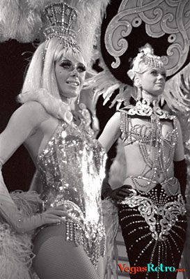 Photo of Tropicana Showgirls from Folies Bergere.  Wish there was a better image of the costume of the gal to the right! Las Vegas Showgirl, Folies Bergere, Showgirl Costume, Cabaret Show, Vegas Showgirl, Old Vegas, Ziegfeld Follies, Vintage Burlesque, Burlesque Costumes