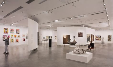 sculptural staircase connects the MSGSSS-renovated museum of modern art in buenos aires Museum Interior, Art Galleries Design, Art Gallery Interior, Lighting Tips, Gallery Lighting, Gallery Design, Negroni, Exhibition Space, Design Museum