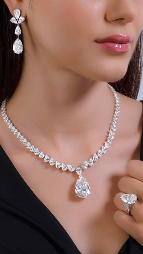 Diamond Necklace Elegant Bridal, Graff Jewelry, Diamond Necklace Wedding, Bridal Diamond Necklace, Bridal Necklace Designs, Fancy Jewelry Necklace, Headpiece Jewelry, Diamond Necklace Designs, Fancy Jewellery Designs