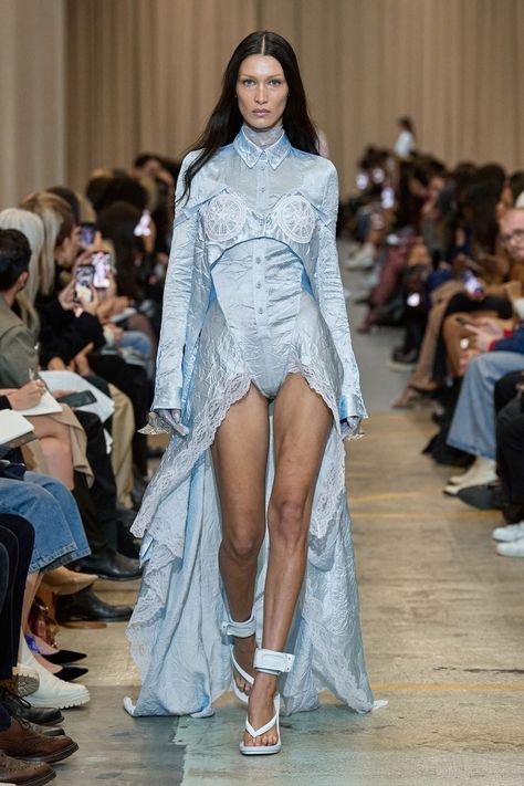 Burberry 2023 spring runway Bella Hadid Bella Hadid Runway, Burberry Fashion Show, Haute Couture Style, Camila Morrone, London Fashion Weeks, Miuccia Prada, Elegantes Outfit, Spring 2023, Bustiers