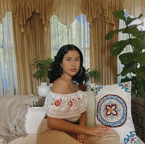 Mexican Style Photoshoot, Modern Chicana Style, Senora Aesthetic, Señora Era Aesthetic, Mexican Fashion Aesthetic, Honduran Fashion, Rich Latina Aesthetic, Latin American Fashion, Latina Photoshoot Ideas