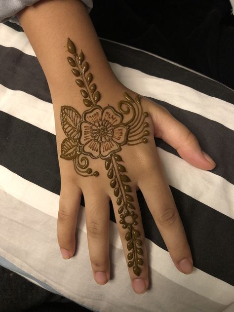 #hennabymiraalwi Mendhi For Children, Kid Henna, Festival Henna, Small Henna Tattoos, Baby Mehndi Design, Party Henna, Cute Henna Tattoos, Henna Inspired Tattoos, Tato Henna