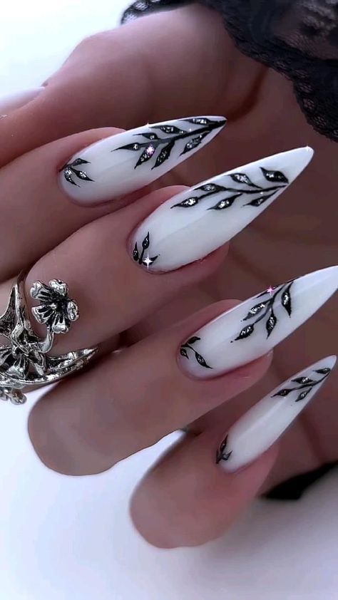 Simple Stiletto Nails, Gothic Nails, Fancy Nails Designs, Goth Nails, Stiletto Nails Designs, Her Nails, Black Nail, Orange Nails, Elegant Nails