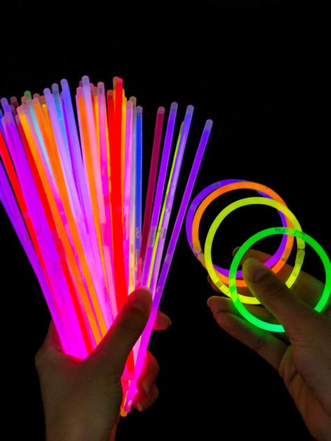 Pool Party Accessories, Neon Party Ideas Diy, Birthday Party Ideas 13, Glow Accessories, Neon Party Ideas, Glow Party Decorations, 17th Birthday Party Ideas, Neon Glow Party, Neon Decorations