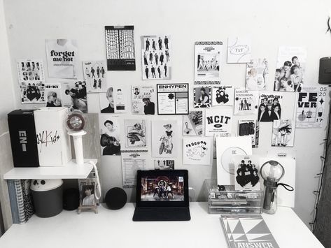 Acubi Room, Kpop Desktop, Kpop Room Decor, Kpop Desk, Acubi Aesthetic, Room Crafts, Kpop Room, Pinterest Feed, Desk Inspo