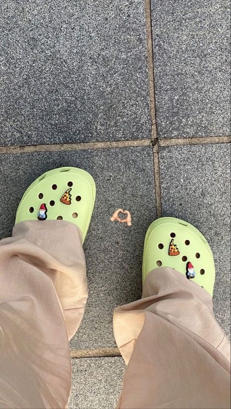 Crocs Instagram Story, Crocs Aesthetic, Asian Style Clothes, Crocs Fashion, College Fits, Fancy Makeup, Best Poses For Pictures, Creative Instagram Photo Ideas