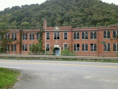 Abandoned School Kentucky Abandoned School Buildings, Haunted Kentucky, Abandoned Diner, Midwestern Gothic, Abandoned Schools, Beautiful Abandoned Places, Abandoned School, School Buildings, Abandoned Architecture