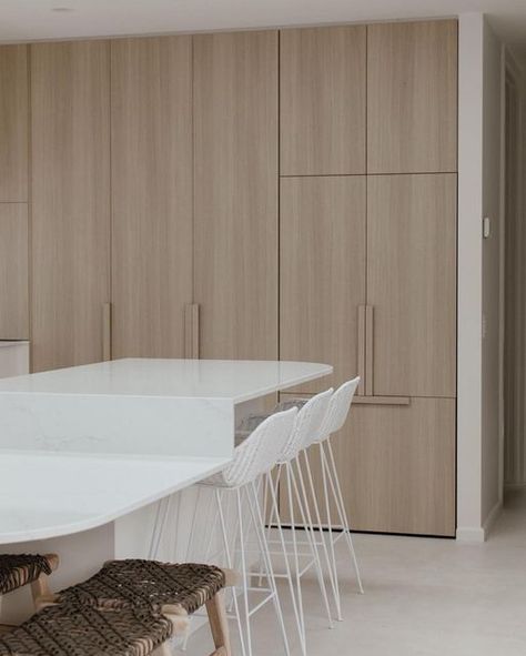 NAV - New Age Veneers on Instagram: "The quarter cut structure of our Navurban Diamond ‘White Mountain Oak’ is the perfect addition to make your kitchen unique. All the elements featured work coherently together to create an inviting space for everyone. #Repost @poletti.custom.kitchens ・・・ Seamless on the outside, practical on the inside. It’s how we roll 🤜🤛" Kitchen Unique, Kitchens Cabinets, Custom Kitchens, White Mountain, New Age, Joinery, Diamond White, Modern Kitchen, For Everyone