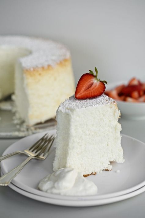 Angel Food Cake Strawberries, Strawberry Cake Design, Fat Cakes Recipe, Low Fat Cake, Strawberry Cake Mix Cookies, Strawberry Cake Pops, Angel Food Cake Desserts, Cake Design Ideas, Cake Light