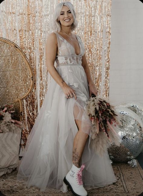 Bride With Doc Martens, Wedding Dresses With Doc Martens, Wedding Dress And Combat Boots, Converse Wedding Outfit, Doc Marten Bride, Doc Martens Wedding Outfit, Docs With Wedding Dress, Wedding Dress With Combat Boots, Doc Martens Bride