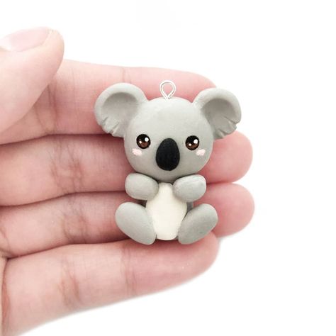 Crystal | Polymer Clay Artist on Instagram: “Just a simple Koala charm that I made recently. This cutie along with a bunch of other charms and figurines are now 15% off ☺️. Link to my…” Crystal Polymer Clay, Fimo Kawaii, Tufting Ideas, Clay Bear, Clay Artist, Polymer Clay Figures, Polymer Clay Animals, Cute Polymer Clay, Pasta Francesa