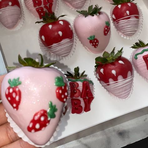 Strawberry themed BabyShower Treats 🍓💖❤️ #strawberrythemedbabyshower #babyshowertreats #strawberrythemedtreats #phoenixtreats #phoenixstrawberries #dippedstrawberries #dippedricekrispytreats #phoenixsmallbusiness Strawberry Theme, Strawberry Gifts, Baby Shower Treats, Strawberry Dip, Baby Shower Themes, Strawberries, Sweet Treats, Baby Shower, Shower