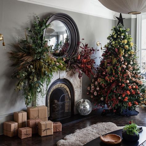 Tracy Cole (@helloflorauk) posted on Instagram: “Happy 1st of December! Those of you who have been following me for a while will know this is last year's tree (still LOVE it). My styling…” • Dec 1, 2020 at 5:43pm UTC Beautiful Christmas Trees Decorated, Christmas Tree Flowers, Floral Christmas Tree, Boho Christmas Tree, Unique Holiday Decor, Pink Christmas Decorations, Pink Christmas Tree, Beautiful Christmas Trees, Boho Christmas