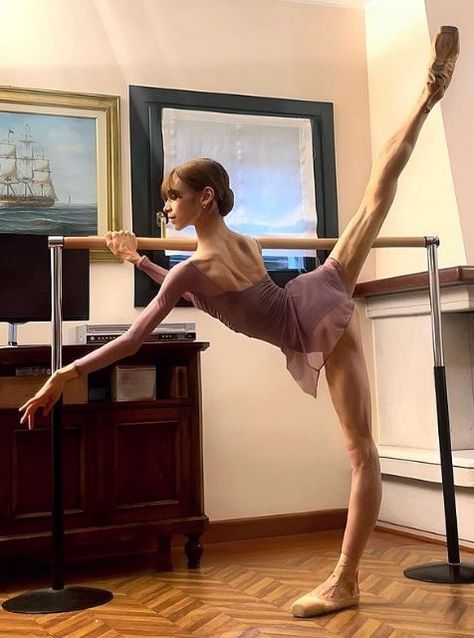 Ballerina Flexibility, Ballerina Body, Ballet Stretches, Ballet Body, Dance Motivation, Dancer Lifestyle, Dancers Body, Professional Dancer, Ballerina Outfit