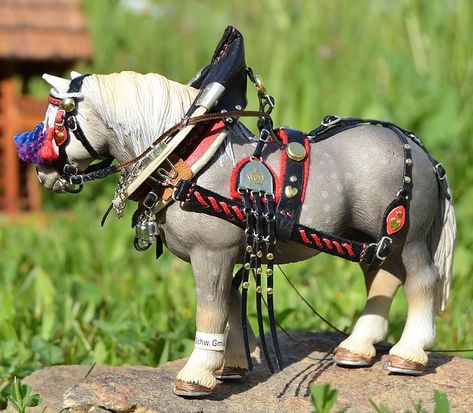 Scheilch Horses, Miniature Horse Tack, Schleich Horses, Bryer Horses, Horse Toys, Equestrian Events, Breyer Horse, Equestrian Helmet, Cute Ponies