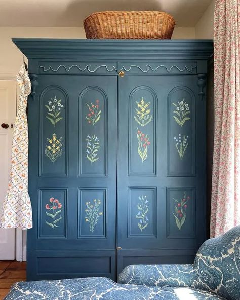 Wardrobe Stencil Ideas, Refurbished Cupboard, Hand Painted Furniture Diy Ideas, Painted Wardrobe Ideas, Closet Painting Ideas, Upcycled Wardrobe Ideas, Cupboard Upcycle, Upcycling Furniture Ideas, Cupboard Painting