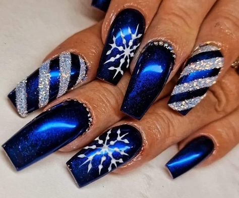 Royal Blue Fall Nails, Christmas Colored Nails, Christmas Chrome Nails Designs, Unique Christmas Nail Designs, Green Chrome Christmas Nails, Blue And Silver Christmas Nails, Royal Blue Christmas Nails, Blue Christmas Nail Ideas, Blue Christmas Nail Designs