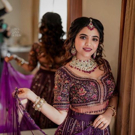 Purple Lehenga Bridal Receptions, Reception Makeup Indian, Reception Makeup Indian Bride, Purple Indian Outfit, Lehenga Jewellery Ideas, Lehenga Accessories, Lehenga Simple, Kerala Engagement Dress, Wedding Matching Outfits