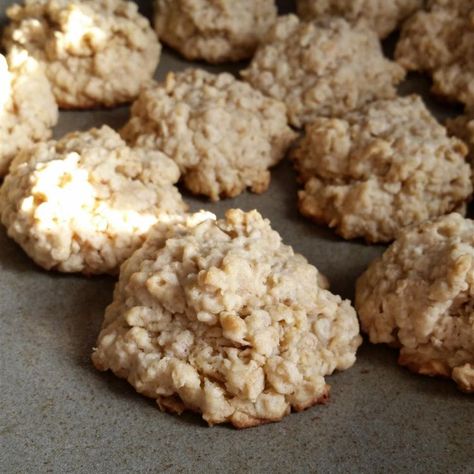 Mama's Chewy Oatmeal Cookies Quick And Easy Cookies, Chewy Oatmeal Cookies Recipe, Chewy Oatmeal Cookies, Lace Cookies, 5 Ingredient Dinners, Oatmeal Cookies Chewy, Oatmeal Cookie Recipes, Quick Oats, Retro Recipes