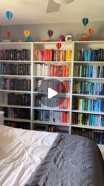 THE HOME EDIT ® on Instagram: "Our ideal way to spend an afternoon: Sorting books in rainbow order 🌈📚

🎥 credit: @_thebookcase" Rainbow Organization, Rainbow Storage Bins, Rainbow Shelves Book, Rainbow Organized Bookshelf, Rainbow Order, The Home Edit, Rainbow, Books, Instagram