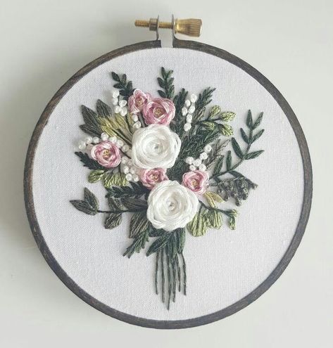 Bouquet Embroidery, Floral Embroidery Patterns, Hand Embroidery Videos, Diy Embroidery Patterns, Handmade Embroidery Designs, Pola Sulam, Hand Embroidery Projects, Hand Embroidery Flowers, Embroidery Patterns Vintage