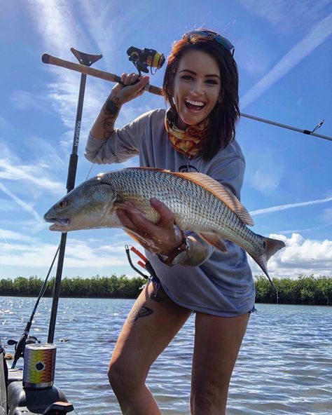 Sunny day and a redfish, what more could you ask for? That combination would put a smile on anyone's face! 😁  Photo by @brassyhooker87 (Skye Burkhardt)   #YakGear #RAILBLAZA #HoldEverything #BrassyHooker #Redfish #KayakFishing Canoe Accessories, Hunting Girls, Country Style Outfits, Fishing Pictures, Yee Haw, Fishing Girls, Gone Fishing, Face Photo, High Quality Dress