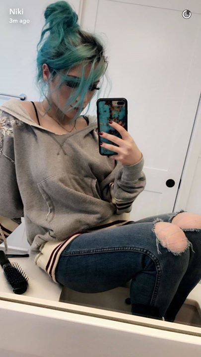 Blue Hair Outfit, Niki Demartino, Blue Hair Girl, Niki Demar, Gabriella Demartino, Hair Girls, Peinados Fáciles Para Cabello Corto, Hair Girl, Dye My Hair