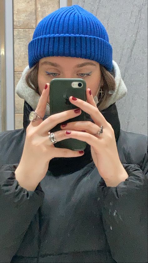 Bright Blue Beanie Outfit, Small Beanie Outfit, Short Beanie Outfit, Fisherman Beanie Outfit, Bennies Hats Outfits, Fisherman Beanie Women, Blue Beanie Outfit, Beanies Aesthetic, Beanie Outfit Women