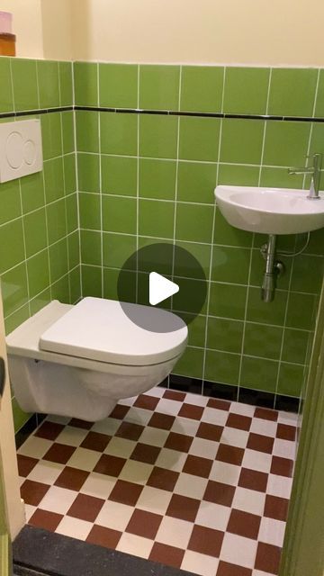 Frank en Anouk | Verbouwen van ons kleurrijke jaren ‘30 huis on Instagram: "Ons toilet in een “nieuw” jasje! Het was een prima toilet, maar we wilden meer kleur en karakter.. 
wij denken dat dat wel is gelukt 💚

De wandtegels komen van @tegelsinhuis, listello’s van @hornbachnl en de vloertegels van @karwei. Speciale dank aan Wesley van @hendrikstegelwerken die ons wegwijs maakte met de tegels.

Zelf een toilet verbouwen bleek toch wel gemakkelijker dan we dachten, dus mocht je twijfelen.. 😇

#diy #diycrafts #diyprojects #upcycle #homedecor #doityourself  #colourfulhome #colorful #kleurrijk #kleurrijkwonen #kleurrijkinterieur #kleurrijkhuis #interieur #verbouwen #kluswoning #klushuis #jaren30 #renovatie #renovation #bouwproject #design #kleurijkinterieur #kleurrijk #colorfulhome #colorful On Instagram, Home Decor, Design, Upcycling, Home Décor