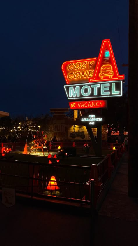 Cozy Cone Motel Wallpaper, Disneyland Wallpaper, Cozy Cone Motel, Cars The Movie, Disney Cars Wallpaper, Pixar Pier, Disneyland Family, Places I Wanna Visit, Neon Wallpapers