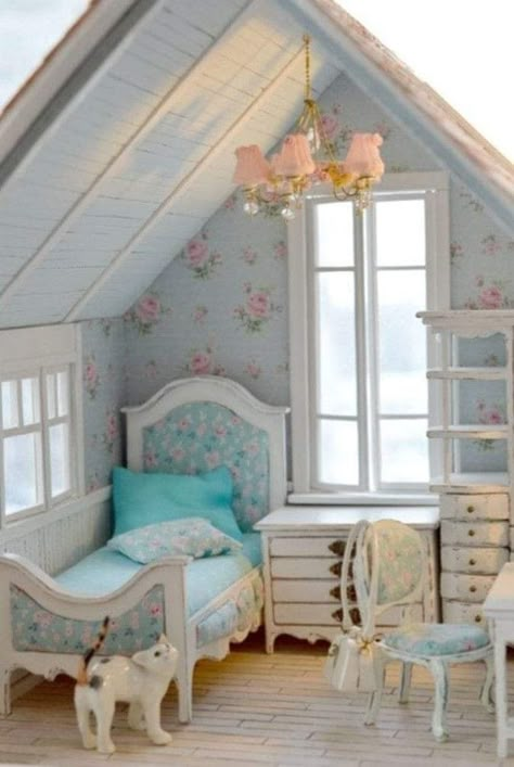 Cute Mini Crafts, Doll House Renovation, Doll Room Ideas, Lps Houses, Lps House, Dollhouse Remodel, Dollhouse Cottage, Dollhouse Victorian, Dollhouse Plans