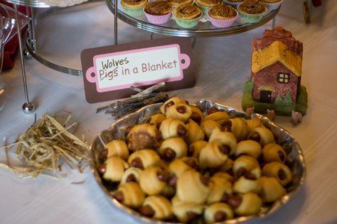 pigs in a blanket Fairytale Baby Shower, Fairytale Food, Boy Baby Shower Food, Boys Food, Trendy Baby Shower Themes, Disney Bridal Showers, Baby Shower Vintage, Shower Desserts, Trendy Baby Shower Ideas