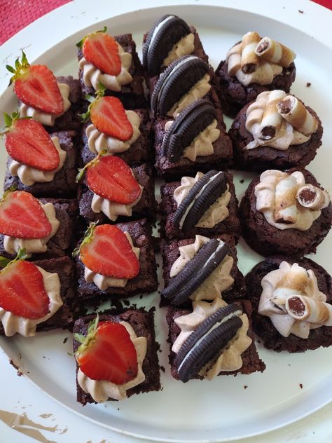 Brownies decorados con fresas, galletas oreo y piruetas. Excelente para una fiesta Brownies Decorados, Packaging Ideas, Oreo, Brownies, Ethnic Recipes, Quick Saves