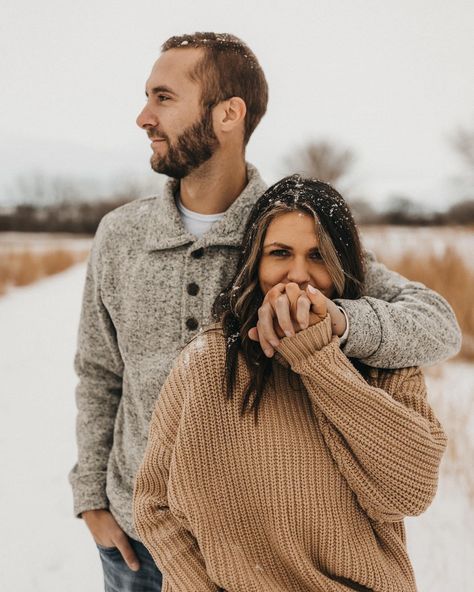 Midwest wedding photographer | engagement photo outfit ideas | candid engagement photos | winter engagement | outfit ideas | snowy engagement Winter Engagement Session Outfits, January Engagement Photos, Winter Couple Pictures Outfits, Sweater Engagement Photos, December Engagement Pictures, Winter Engagement Outfits, Western Engagement Pictures, Snowy Engagement Photos, Winter Couple Pictures