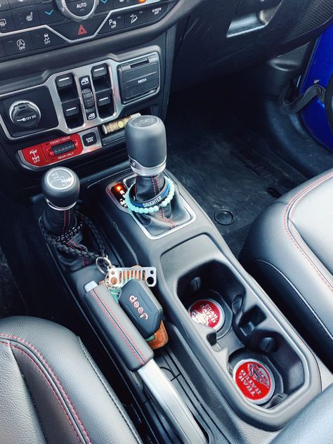 Jeep Hybrid, Jeep Wrangler Interior Aesthetic, Car Keys Aesthetic, Aesthetic Driving, Keys Aesthetic, Wrangler Interior, Jeep Wrangler Interior, Cars Interior, Dream Cars Bmw