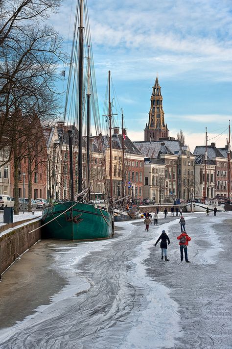 Groningen is een groot onderdeel van het decor waarin het verhaal zich afspeelt. Netherlands Travel, Voyage Europe, Places Around The World, Travel Around, The Snow, Wonders Of The World, Skating, The Netherlands, Places To See