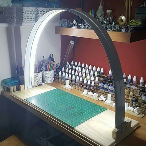 Hobby Room Design, Light Arch, Painting Desk, Arch Light, Painting Station, Hobby Desk, Art Studio Room, Craft Room Design, Foto Tips