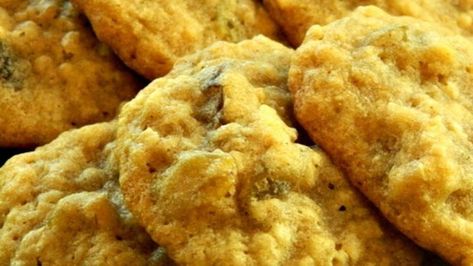 Oat Biscuit Recipe, Raisin Cookie Recipe, Flake Recipes, Spritz Cookies, Oat Cookies, Cookie Press, Almond Flavor, Raisin Cookies, Biscuit Recipe