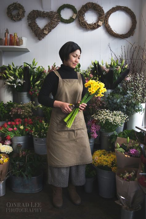 Environment Portrait Photography, Environmental Portrait Photography Ideas, Environmental Photography Portraits, Enviromental Portrait Photography, Florist Portrait, Environment Portrait, Workers Photography, Environmental Portrait Photography, Environmental Portraiture