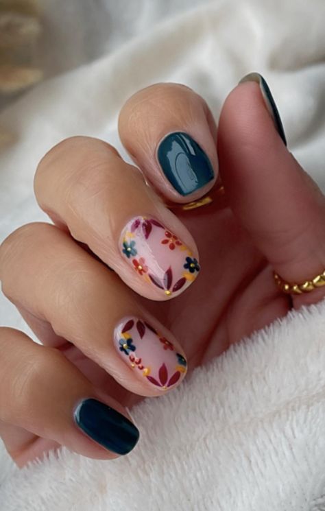 Short Gel Nails With Flowers, Floral Nails Fall, Sns Short Nails Designs, Blue And Maroon Nails, Winter Floral Nails, Floral Fall Nails, Fall Floral Nail Designs, Dark Floral Nails, Leaves Nail Art