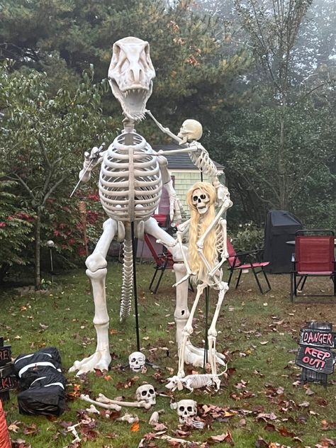 Skeleton Decorations Outdoor, Skeleton Costume Diy, Halloween Yard Displays, Funny Halloween Decorations, Posable Skeleton, Giant Skeleton, Scary Halloween Decorations Outdoor, Halloween Outside, Clever Halloween Costumes