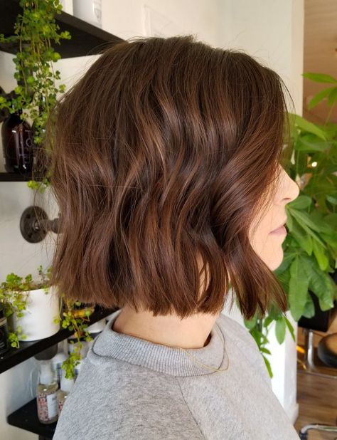 KaiaGerber blunt bobby vibes Short Brown Hair 2023, Auburn Short Bob, Short Brunette Hair Bob, Dark Brunette Bob, Fun Hairstyles For Medium Hair, Popular Bob Haircuts, Bob Brown Hair, Dark Brown Bob, Brown Bob Haircut