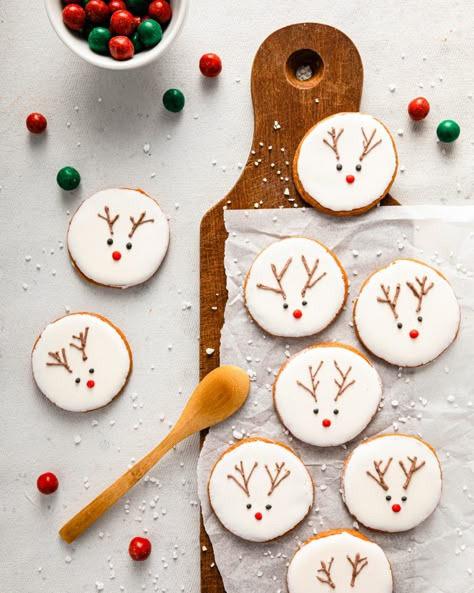 Decorated Cookie Photography Styling, Christmas Baking Photography, Decorated Cookie Photography, Staging Cookie Photos, How To Photograph Cookies, Christmas Cookie Photography, Cookie Pictures Ideas, Christmas Food Photography Styling, Cookie Flatlay