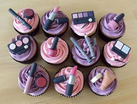 Make Up Torte, Makeup Cupcakes, Spa Cake, Fondant Cupcake Toppers, Cupcake Cake Designs, Make Up Cake, Torte Cupcake, Cupcakes Decorados, Beautiful Cupcakes