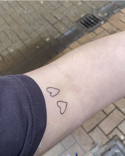 Parent Heart Tattoo, Small Tattoos For Parents, Tony Heart Tattoo, Tattoo For 4 Grandparents, Parents Heart Tattoo, Minimalist Grandparents Tattoo, Heart Tattoo Wrist Family, Drawn Heart Tattoo, Grandparents Heart Tattoo