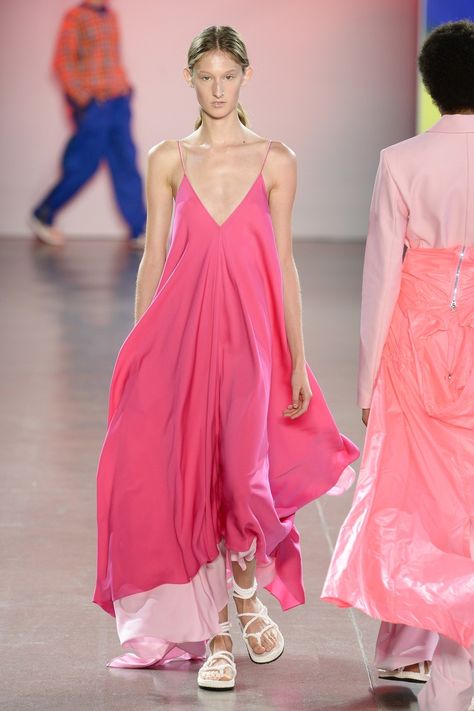 Column Dress, Pink Outfits, Fashion Show Collection, Fashion Editor, Fashion Mode, Primavera Estate, Look Fashion, New York Fashion, Runway Fashion