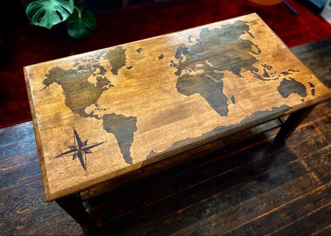 Wood Burned Coffee Table, Map Monde, Wood Burning Techniques, Wood Artwork, Easy Wood Projects, Wood Burning Art, Table Top Design, Pyrography, Wooden Tables