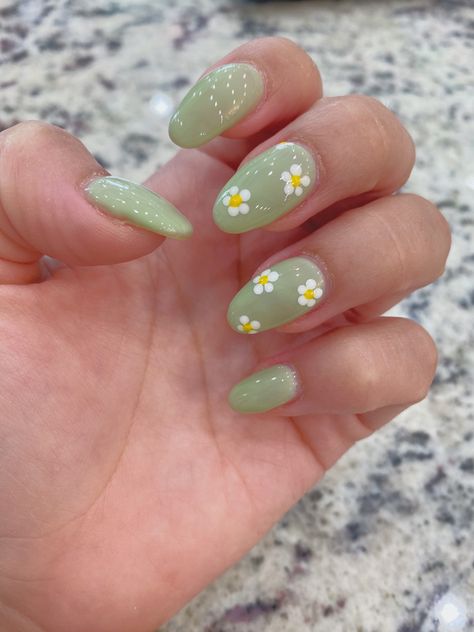 Daisie Nails, March Nail Inspo Aesthetic, Simple March Nails Short, Cottagecore Nail Ideas, Cute March Nails Short, Cottage Core Nail Ideas, Cottage Core Nail Art, Green And Pink Flower Nails, Cottagecore Nails Short